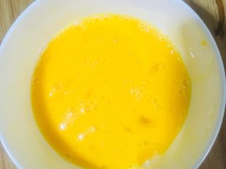 9、包蛋煎饺,鸡蛋里放入适量的盐打散备用