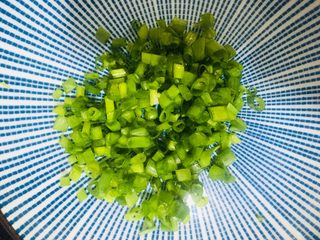 10、包蛋煎饺,葱洗净切葱花