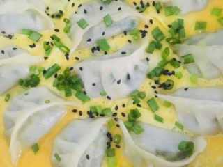 12、包蛋煎饺,蛋液快要凝固时撒上葱花和黑芝麻小火煎至熟透即可