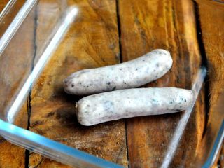 1、香肠桃酥,将香肠放进烤箱，上下火135度烤14分钟左右。