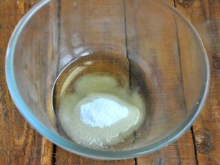 2、香肠桃酥,将油、糖粉倒入碗中。