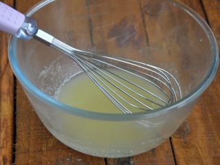 3、香肠桃酥,.搅拌均匀至糖融化。