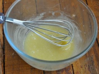 4、香肠桃酥,加入蛋液搅拌均匀。