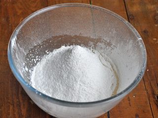 5、香肠桃酥,将低筋面粉、小苏打、泡打粉过筛，倒入植物油混合物中。