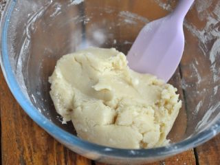 6、香肠桃酥,混合均匀成面团。