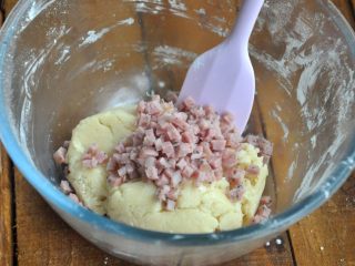 7、香肠桃酥,倒入事先切好的香肠丁。