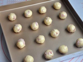 8、香肠桃酥,称重，12-15克一个，搓匀成球，放入烤盘。