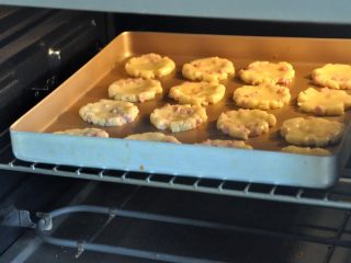 11、香肠桃酥,放入提前预热好的烤箱170度18分钟。