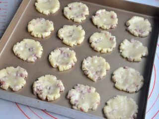 9、香肠桃酥,.将小圆球压扁。