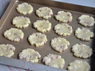 10、香肠桃酥,刷上蛋液。