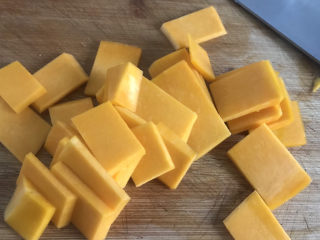 1、南瓜紫薯糯米月饼????,南瓜去皮切薄片