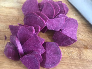 2、南瓜紫薯糯米月饼????,紫薯去皮切薄片