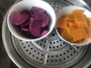 3、南瓜紫薯糯米月饼????,上锅蒸熟