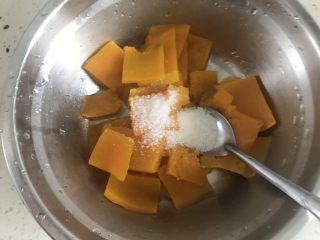 4、南瓜紫薯糯米月饼????,南瓜加入白糖压成泥状