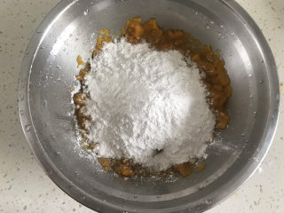 5、南瓜紫薯糯米月饼????,分次加入糯米粉