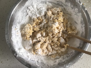6、南瓜紫薯糯米月饼????,搅拌成絮状