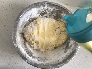 7、南瓜紫薯糯米月饼????,揉成面团，加入10克油