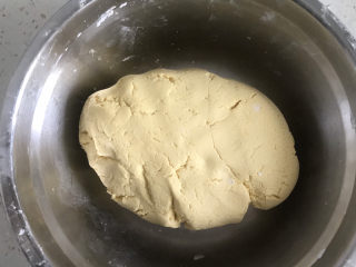 8、南瓜紫薯糯米月饼????,继续揉成光滑的面团