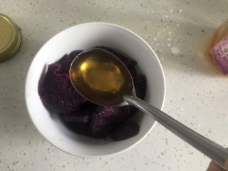 9、南瓜紫薯糯米月饼????,紫薯加入蜂蜜压成泥状