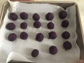 11、南瓜紫薯糯米月饼????,手上抹油，揪适量紫薯泥揉成球