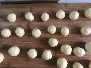 12、南瓜紫薯糯米月饼????,手上抹油，揪适量的南瓜放揉成球