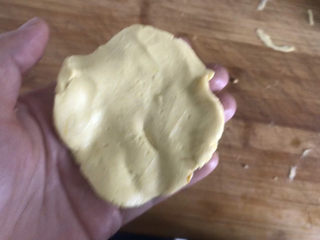 13、南瓜紫薯糯米月饼????,取一个南瓜球用手压成薄饼状