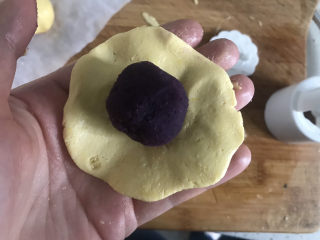 14、南瓜紫薯糯米月饼????,包入紫薯馅