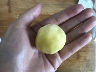 15、南瓜紫薯糯米月饼????,收口捏紧朝下