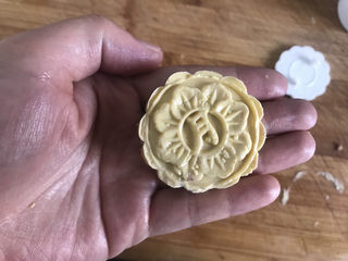 16、南瓜紫薯糯米月饼????,模具刷油，放入模具压成月饼形状