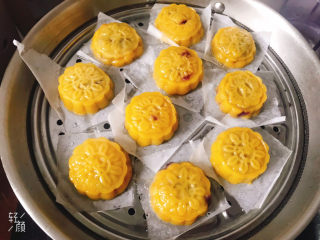 17、南瓜紫薯糯米月饼????,垫上油纸，水开上锅蒸8分钟即可出锅