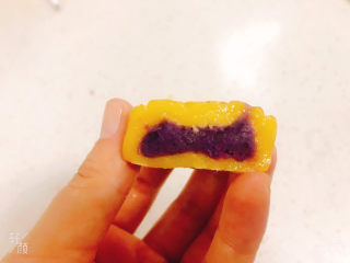 18、南瓜紫薯糯米月饼????,取出来不烫手就可以吃了，软糯香甜