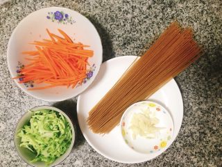 1、杂蔬炒全麦意大利面,准备好所有食材……胡萝卜，包菜分别切细丝，蒜切碎