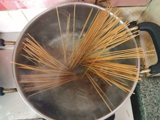 2、杂蔬炒全麦意大利面,汤锅烧水，水开后煮意大利面……加点油防止粘一起……煮7-8分钟熟了即可