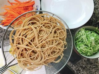 3、杂蔬炒全麦意大利面,捞出备用