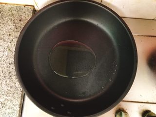 4、杂蔬炒全麦意大利面,倒入适量油