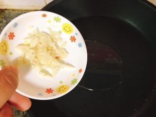 5、杂蔬炒全麦意大利面,倒入蒜末炒香