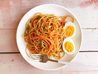 6、杂蔬炒全麦意大利面,装盘完成啦！