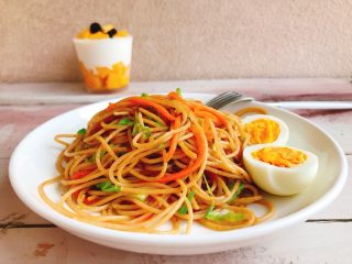 7、杂蔬炒全麦意大利面,作为早餐，跟快手！