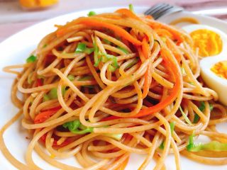 8、杂蔬炒全麦意大利面,再来一张！很有饱腹感……