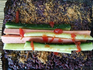 10、黑米寿司,挤上少许番茄酱