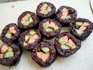 17、黑米寿司,然后直接切完