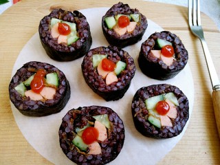 18、黑米寿司,然后摆盘上面挤上番茄酱就可以吃了！