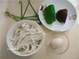1、蛋皮蔬菜炒河粉,备好食材
