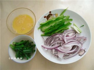 2、蛋皮蔬菜炒河粉,鸡蛋敲破划散，洋葱、菜椒、葱洗净，分别切丝