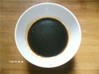 3、蛋皮蔬菜炒河粉,调酱汁：酱油、沙爹酱、蚝油、老抽、糖、鸡粉、全部倒入碗中，加上少许清水调匀，放在一旁备用