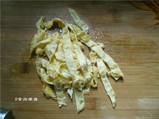 5、蛋皮蔬菜炒河粉,取出蛋皮切成条状