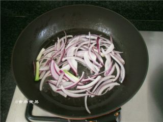 6、蛋皮蔬菜炒河粉,继续热锅，倒入洋葱煸炒几下