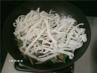 8、蛋皮蔬菜炒河粉,黏在一起的河粉撕开，倒入锅中