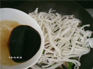 9、蛋皮蔬菜炒河粉,倒入调好的酱汁，端起平底锅快速拋炒均匀食材
