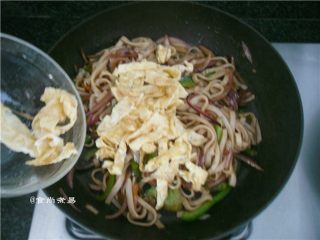 10、蛋皮蔬菜炒河粉,河粉炒至入味上色，倒入蛋丝